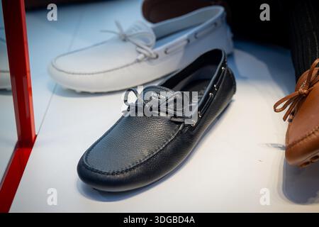 Mailand, Italien - 2026, 13. Januar: Prada FW25 Loafers aus schwarzem, weißem und braunem Leder, die luxuriöse Handwerkskunst und moderne italienische Eleganz in a b präsentieren Stockfoto