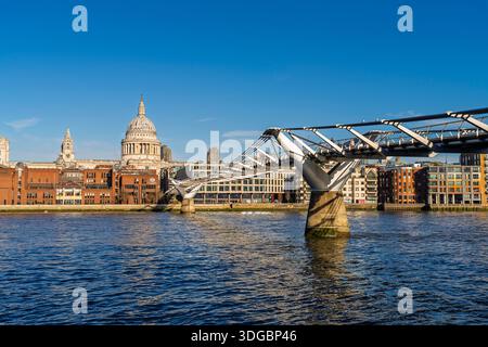 Blick auf die St Paul's Cathedral, das Faraday Building, die City of London School und die Millennium Bridge über die Themse vom South Bank, London Stockfoto