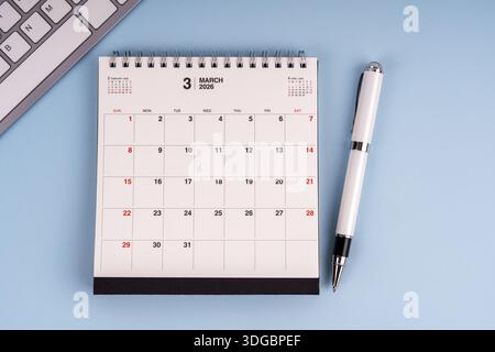 Direkt über dem Schreibtischkalender März 2026 Stockfoto