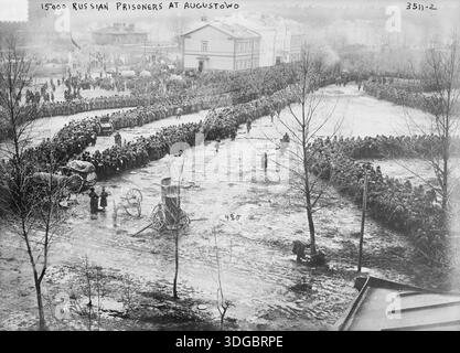 Etwa 15.000 russische Gefangene sind 1915 während des Ersten Weltkriegs in Augustowo versammelt. Dieses von Alfred Kühlewindt entnommene Glasnegativ dokumentiert das Ausmaß der Gefangennahme von Gefangenen an der Ostfront und die Auswirkungen militärischer Operationen in der Region. Stockfoto