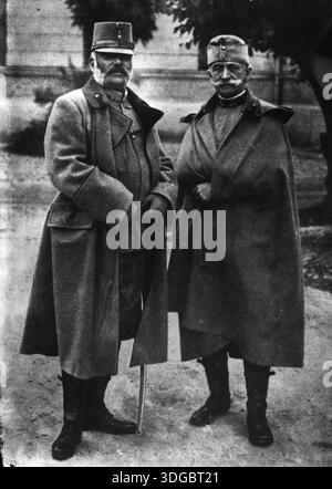 Erzherzog Friedrich, Herzog von Teschen, und Stabschef Graf Franz Conrad von Hötzendorf sind in einem gemeinsamen Porträt vom Oktober 1914 abgebildet. Diese beiden hochrangigen Beamten repräsentierten das Oberkommando der österreichisch-ungarischen Armee während der Eröffnungsphase des Ersten Weltkriegs Stockfoto