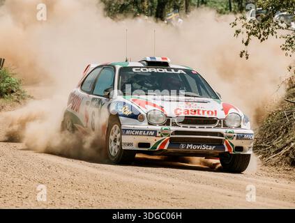 Toyota Corolla WRC wurde von Didier Auriol und dem französischen Beifahrer Denis Giraudet für das Toyota Castrol Team bei der Telstra Rally Australia in Perth, Australien, einer Runde der Rallye-Weltmeisterschaft, gefahren. November 1998. Stockfoto