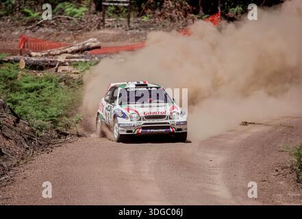 Toyota Corolla WRC wurde von Didier Auriol und dem französischen Beifahrer Denis Giraudet für das Toyota Castrol Team bei der Telstra Rally Australia in Perth, Australien, einer Runde der Rallye-Weltmeisterschaft, gefahren. November 1998. Stockfoto