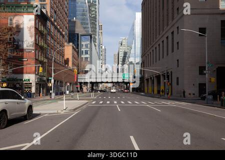 Blick auf die High Line Parkbrücke über die 10th Avenue in Chelsea, Manhattan, New York City. Stockfoto