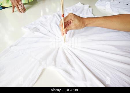 Kleidung für traditionelle thailändische Tie-Dye-Kleidung vorbereiten, einer der beliebten DIY-Workshops in Thailand Stockfoto