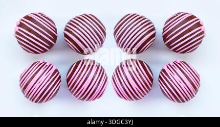 Bittersüße Schokoladenkuchen mit Erdbeer-Royal-Zuckerglasur Stockfoto