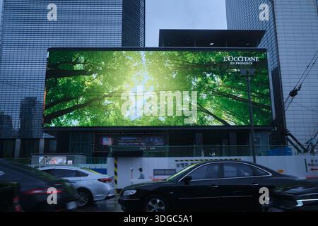 Seoul, Südkorea: L’Occitane en Provence LED-Plakatwerbung im Freien auf modernen Gebäuden in der Innenstadt von Seoul Stockfoto