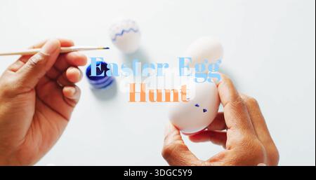 Bild von ostereierjagd Text über Frau, die ostereier auf weißem Hintergrund malte Stockfoto