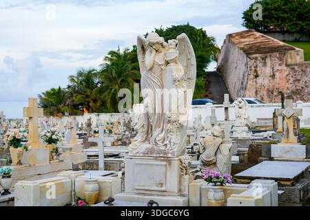 Trauerengelstatue auf einem historischen Familiengrab auf dem Friedhof Santa Maria Magdalena de Pazzis in Old San Juan, Puerto Rico Stockfoto