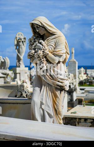 Elegante Marmorstatue einer Frau mit Blumen auf dem Friedhof Santa Maria Magdalena de Pazzis in Old San Juan, Puerto Rico Stockfoto
