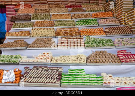Leckereien zum Verkauf in Diwali, Gohra, Uttar Pradesh, Indien Stockfoto