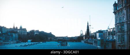 Panoramablick auf die Princes Street und die Skyline von Edinburgh in Schottland mit historischen Gebäuden im Stadtzentrum unter einem klaren blauen Winterhimmel Stockfoto