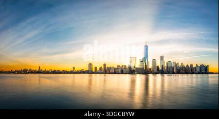 New York City Panorama bei Sonnenaufgang Stockfoto
