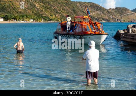 Basseterre, St. Kitts, St. Kitts und Nevis - 9. Januar 2026: Ein Beiboot des Segelschiffes Star Flyer in der South Friars Bay bei Basseterre auf St. Kitts und Nevis. Das Boot bringt Kreuzfahrtgäste zum Strand in der Karibik für Landausflüge *** ein Tenderboot des Segelkreuzfahrtschiffs Star Flyer an der South Friars Bay nahe Basseterre auf St. Kitts und Nevis. Das Boot bringt Kreuzfahrtgäste für Landgänge an den Strand in der Karibik Stockfoto