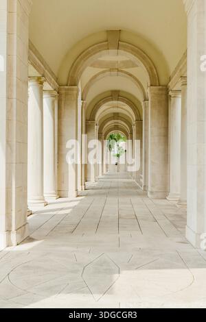 Das Arras Memorial befindet sich auf dem vollständig vom Architekten Sir Edwin Lutyens entworfenen Militärfriedhof Le Faubourg d’Amiens in der Nähe von Arras, Pas-de-Calais, Frankreich Stockfoto