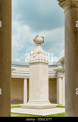 Das Arras Memorial befindet sich auf dem vollständig vom Architekten Sir Edwin Lutyens entworfenen Militärfriedhof Le Faubourg d’Amiens in der Nähe von Arras, Pas-de-Calais, Frankreich Stockfoto