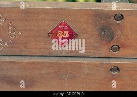 Rettungsnummer - Standortcode - Bench-Details Stockfoto