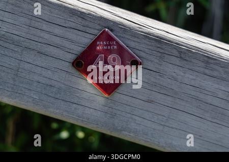Rettungsnummer Standortcode Rote Markierung Stockfoto
