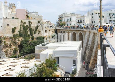 POLIGNANO A MARE, ITALIEN - 13. MAI 2024: Herrlicher Blick auf die Altstadt von Polignano a Mare, Region Apulien, Italien Stockfoto