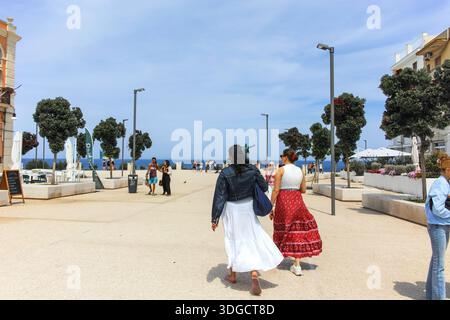 POLIGNANO A MARE, ITALIEN - 13. MAI 2024: Herrlicher Blick auf die Altstadt von Polignano a Mare, Region Apulien, Italien Stockfoto