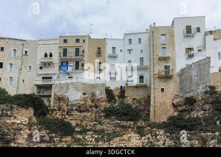 POLIGNANO A MARE, ITALIEN - 13. MAI 2024: Herrlicher Blick auf die Altstadt von Polignano a Mare, Region Apulien, Italien Stockfoto