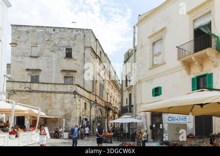 POLIGNANO A MARE, ITALIEN - 13. MAI 2024: Herrlicher Blick auf die Altstadt von Polignano a Mare, Region Apulien, Italien Stockfoto