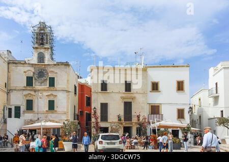 POLIGNANO A MARE, ITALIEN - 13. MAI 2024: Herrlicher Blick auf die Altstadt von Polignano a Mare, Region Apulien, Italien Stockfoto