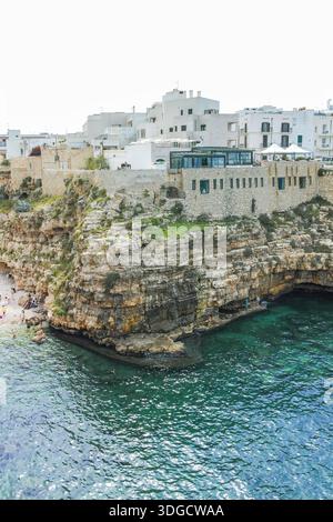 POLIGNANO A MARE, ITALIEN - 13. MAI 2024: Herrlicher Blick auf die Altstadt von Polignano a Mare, Region Apulien, Italien Stockfoto
