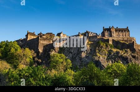 Blick auf Edinburgh Castle von Princes Street Gardens, Edinburgh, Schottland, Großbritannien Stockfoto