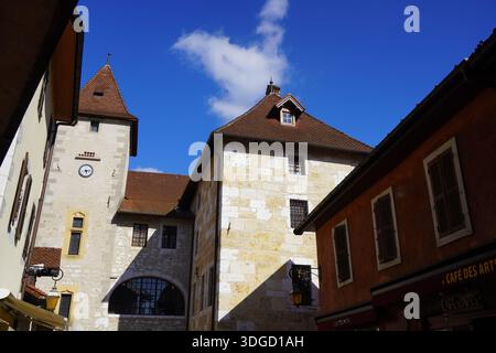 Der Innenhof des Palais de l'Isle mit Uhrturm, Annecy, Frankreich Stockfoto