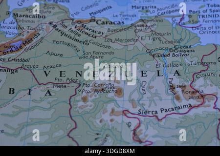 Makroaufnahme einer physischen Karte Venezuelas, die Caracas, Maracaibo und den Orinoco-Fluss sowie Grenzen und Gebirgszüge zeigt. Stockfoto