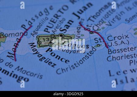 Makroansicht einer gedruckten Weltkarte mit Schwerpunkt auf Puerto Rico, seiner Hauptstadt San Juan, der Mona Passage und den benachbarten Jungferninseln. Stockfoto
