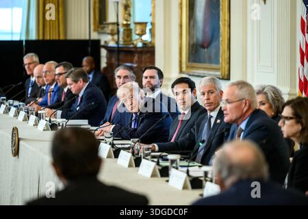 Präsident Donald J. Trump hört während eines Rundtischgesprächs mit Vertretern der Energiewirtschaft und Führungskräften der Ölindustrie am 9. Januar 2026 in Washington, DC, zu. Bild mit freundlicher Genehmigung des Weißen Hauses. Stockfoto