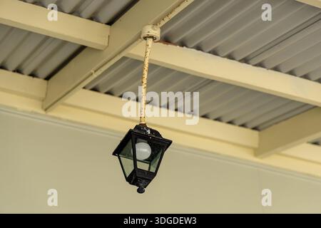 Vintage Hängeleuchte Unter Metalldachkonstruktion Stockfoto