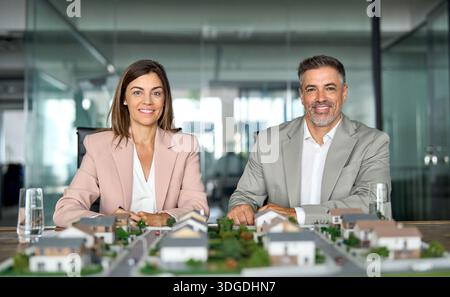 Immobilienentwickler präsentieren neues Entwicklungsprojekt. Stockfoto