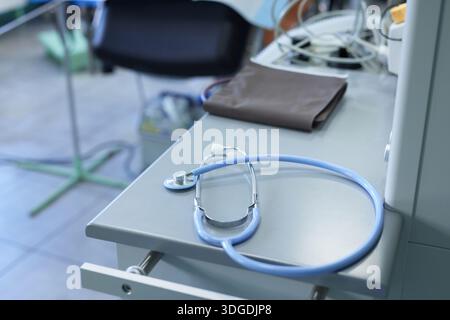 Stethoskop auf dem Tisch vor dem Hintergrund des Krankenhausraumes, selektiver Fokus. Stockfoto
