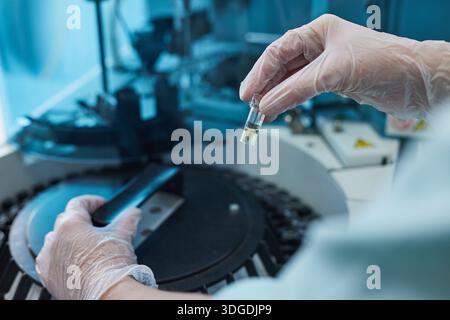 Frau, die sich auf medizinische Forschung mit Zentrifuge im Krankenhaus vorbereitet, selektiver Fokus. Stockfoto