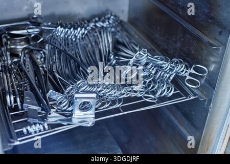 Chirurgische medizinische Instrumente Nahaufnahme im Desinfektionsschrank, selektiver Fokus. Stockfoto