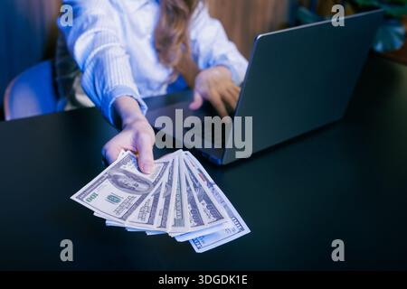 Geschäftsfrau, die Bargeld online, Finanztransaktionen, digitalen Geldwechsel, Investitionen und E-Commerce-Konzept anbietet. Stockfoto