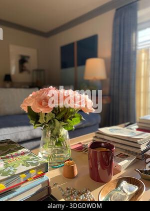 Rosafarbene Rosen auf dem Tisch in einem luxuriösen Haus Stockfoto
