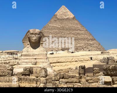 Die große Sphinx und Pyramide von hafre in Gizeh, Ägypten. Stockfoto