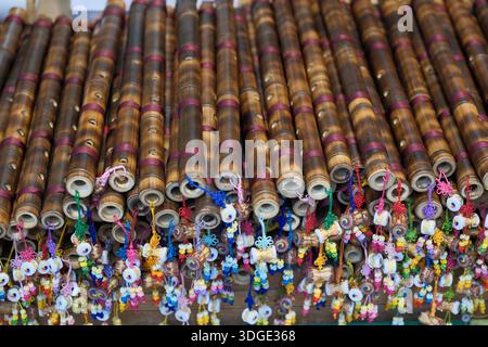 Yongin, Südkorea: Traditionelle Bambusflöten mit bunten Ornamenten, die im koreanischen Folk Village ausgestellt werden und in koreanischer Folk- und Hofmusik verwendet werden Stockfoto
