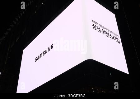 Seoul, Südkorea: Riesiger Samsung LED-Werbebildschirm an der modernen Gebäudefassade in der Innenstadt von Seoul Stockfoto
