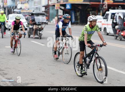 Eine Gruppe von Freizeitradfahrern fährt durch den Stadtverkehr, um Fitness und Freizeit zu genießen und hebt den aktiven Lebensstil und das tägliche Leben auf den Philippinen hervor. Stockfoto