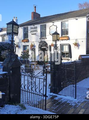 The Parr Arms, ein an der Robinsons Brewery gebundener Pub im Dorf Grappenhall bei Warrington, Cheshire, fotografiert im Winter mit Schnee, der den Pub bedeckt Stockfoto