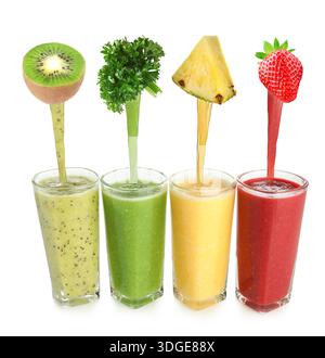 Smoothies aus frischen Zutaten auf weißem Hintergrund, Set. Saft fließt aus Früchten, Beeren und Petersilie in Gläser Stockfoto