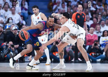 Madrid, Spanien. Januar 2026. Gabriel Deck von Real Madrid (Front R) streitet mit Kevin Punter (Front L) des FC Barcelona während des Euroleague Basketballspiels zwischen Real Madrid und FC Barcelona am 16. Januar 2026 in Madrid, Spanien. Gustavo Valiente/Xinhua/Alamy Live News Stockfoto