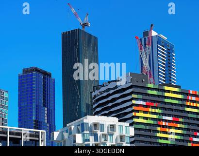 Ein lebhafter Blick auf moderne städtische Architektur mit einem unverwechselbaren, farbenfrohen Wohngebäude mit roten, gelben und grünen Paneelen Stockfoto