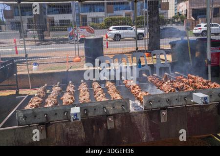 Adelaide Australien 17 Januar 2026 . Freiwillige bereiten ein Barbecue beim griechischen Kulturfestival im Semaphore Adelaide mit Unterhaltung, Live-Musik und traditionellem Essen zu Credit Headpix/Alamy Live News Stockfoto