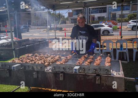 Adelaide Australien 17 Januar 2026 . Freiwillige bereiten ein Barbecue beim griechischen Kulturfestival im Semaphore Adelaide mit Unterhaltung, Live-Musik und traditionellem Essen zu Credit Headpix/Alamy Live News Stockfoto